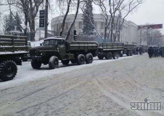У Києві під Кабмін стягнули військову техніку — фото 2