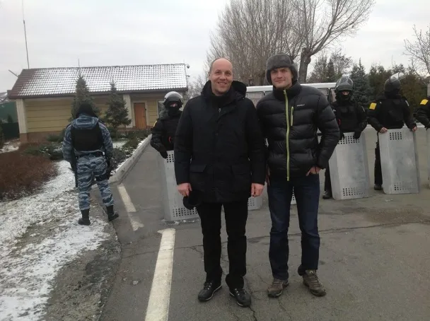Депутати від опозиції приїхали в Межигір'я на зустріч з Януковичем — фото 1