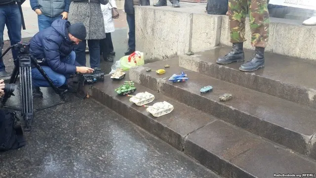 В Одесі штурмували мерію іграшковими танками та авіацією (Фоторепортаж) — фото 1