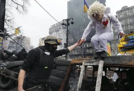 День закоханих на Євромайдані (Фоторепортаж) — фото 1