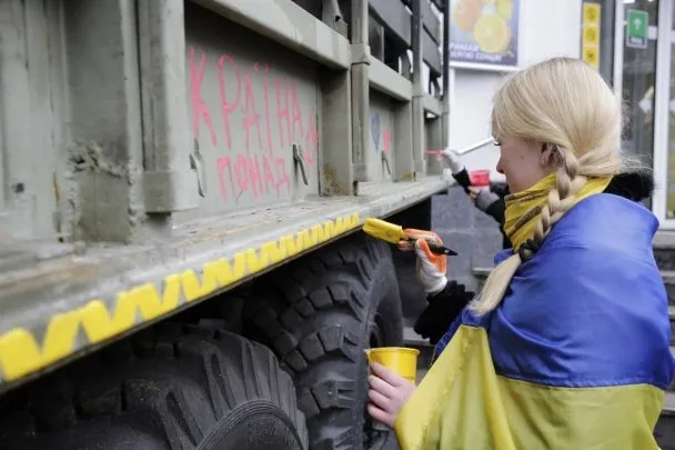 Активістки Майдану квітами розмалювали вантажівки силовиків (Фоторепортаж) — фото 1