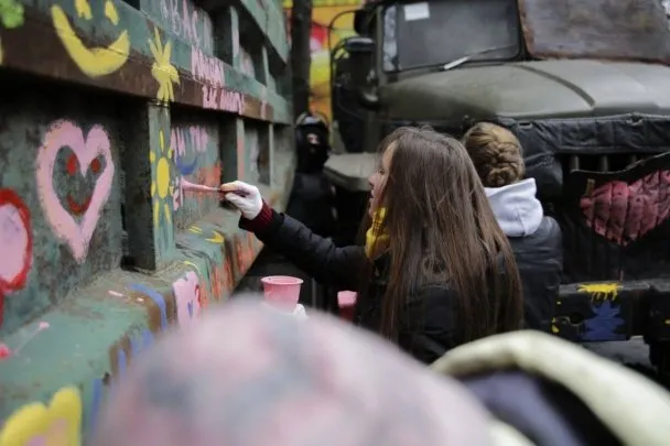 Активістки Майдану квітами розмалювали вантажівки силовиків (Фоторепортаж) — фото 3