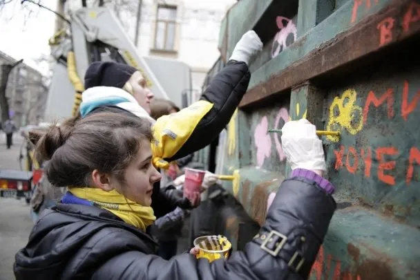 Активістки Майдану квітами розмалювали вантажівки силовиків (Фоторепортаж) — фото 5