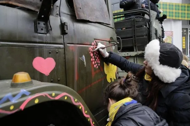 Активістки Майдану квітами розмалювали вантажівки силовиків (Фоторепортаж) — фото 7