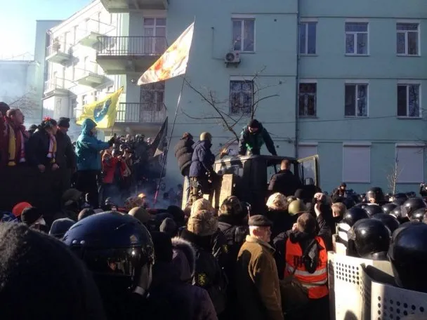 Активісти повикидали силовиків з вантажівок (Фоторепортаж) — фото 3
