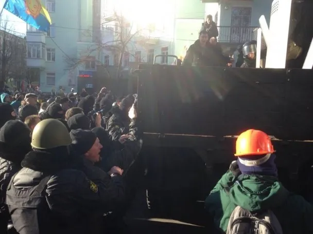 Активісти повикидали силовиків з вантажівок (Фоторепортаж) — фото 4