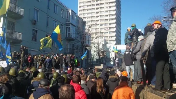 Активісти повикидали силовиків з вантажівок (Фоторепортаж) — фото 5