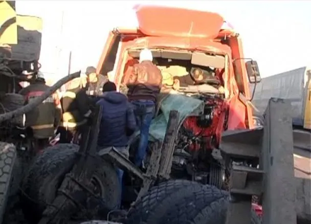 Сьогодні у Києві у моторошній аварії зіткнулися дві вантажівки, загинув один із водіїв (Фоторепортаж) — фото 4