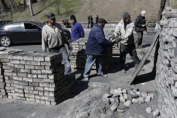 У Києві на вулиці Грушевського біля стадіону «Динамо» кладуть нову бруківку (Фото) — фото 1