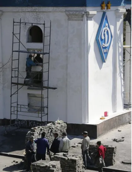 У Києві на вулиці Грушевського біля стадіону «Динамо» кладуть нову бруківку (Фото) — фото 2