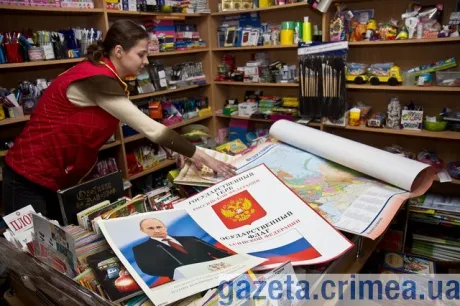 У книжкових магазинах Сімферополя з'явилися портрети Володимира Путіна (Фото) — фото 1