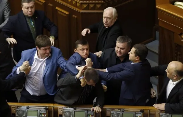 У Верховній Раді виникла бійка між свободівцями та комуністами (Фоторепортаж) — фото 4