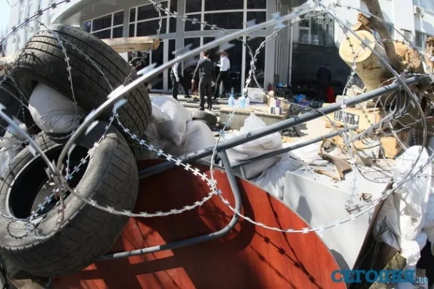 Комунальники розбирають барикади біля звільненої від сепаратистів будівлі СБУ в Донецьку (Фоторепортаж) — фото 2