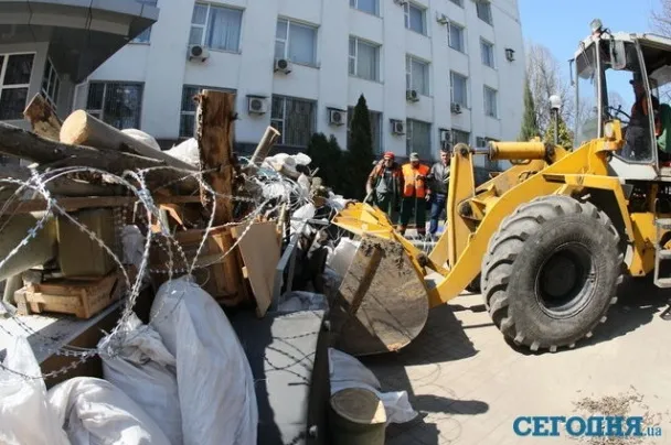 Комунальники розбирають барикади біля звільненої від сепаратистів будівлі СБУ в Донецьку (Фоторепортаж) — фото 4