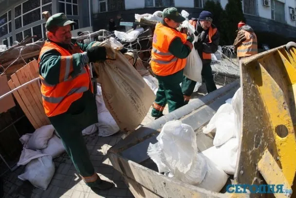 Комунальники розбирають барикади біля звільненої від сепаратистів будівлі СБУ в Донецьку (Фоторепортаж) — фото 5