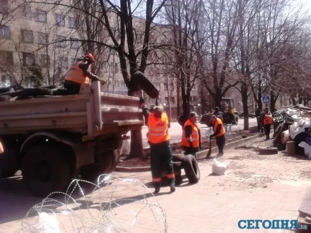 Комунальники розбирають барикади біля звільненої від сепаратистів будівлі СБУ в Донецьку (Фоторепортаж) — фото 6