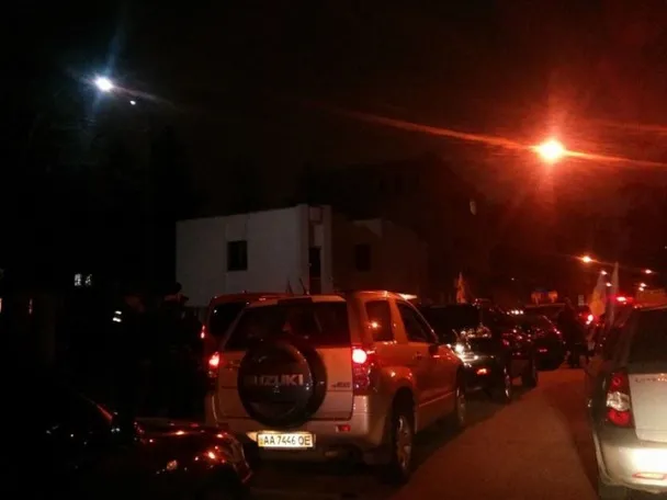 Півсотні машин Автомайдану вночі приїхали до Олександра Турчинова додому (Фоторепортаж) — фото 3