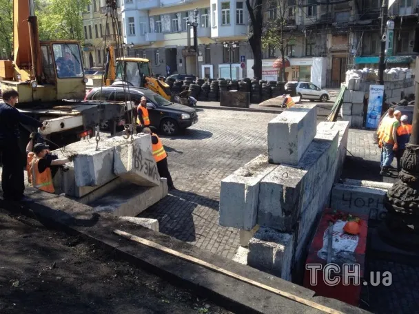 Проїзну частину вулиці Грушевського звільняють від барикад (Фоторепортаж) — фото 1