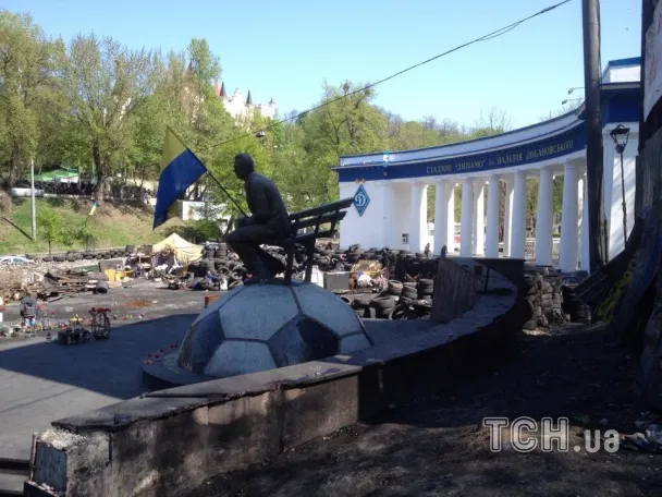 Проїзну частину вулиці Грушевського звільняють від барикад (Фоторепортаж) — фото 3