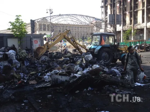 Проїзну частину вулиці Грушевського звільняють від барикад (Фоторепортаж) — фото 4