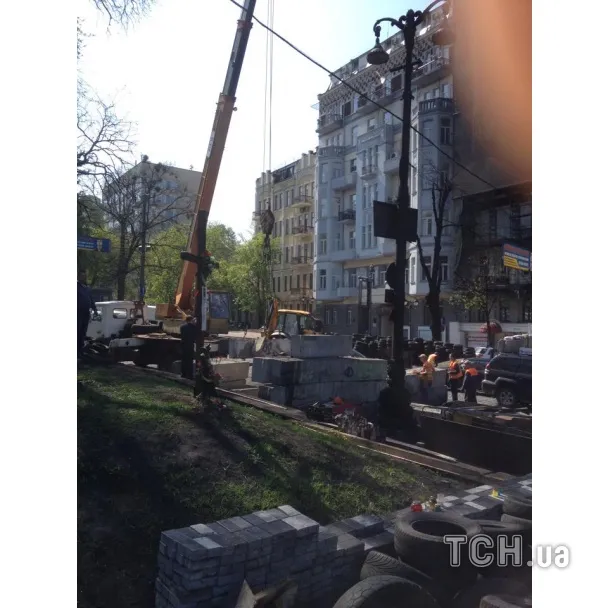 Проїзну частину вулиці Грушевського звільняють від барикад (Фоторепортаж) — фото 5