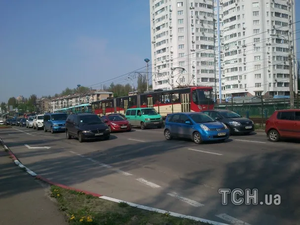 На проспекті Комарова сталося ДТП, яке паралізувало рух швидкісного трамваю на кілька годин (Фото) — фото 1