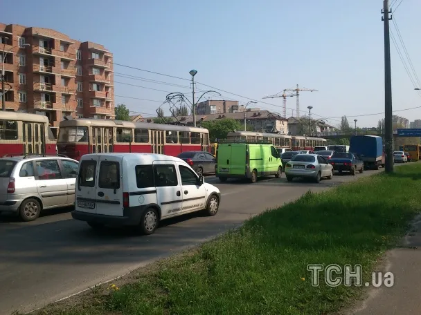 На проспекті Комарова сталося ДТП, яке паралізувало рух швидкісного трамваю на кілька годин (Фото) — фото 2