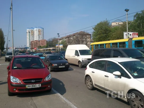 На проспекті Комарова сталося ДТП, яке паралізувало рух швидкісного трамваю на кілька годин (Фото) — фото 3