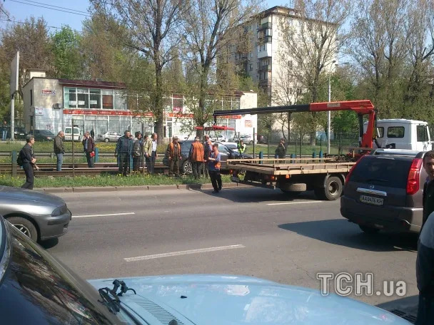 На проспекті Комарова сталося ДТП, яке паралізувало рух швидкісного трамваю на кілька годин (Фото) — фото 4