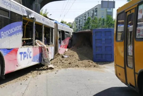 Завантажений піском вантажівка на швидкості протаранив тролейбус (Фото) + (Відео) — фото 1