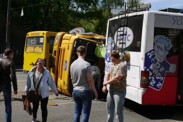 Завантажений піском вантажівка на швидкості протаранив тролейбус (Фото) + (Відео) — фото 2