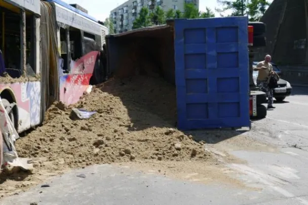 Завантажений піском вантажівка на швидкості протаранив тролейбус (Фото) + (Відео) — фото 3