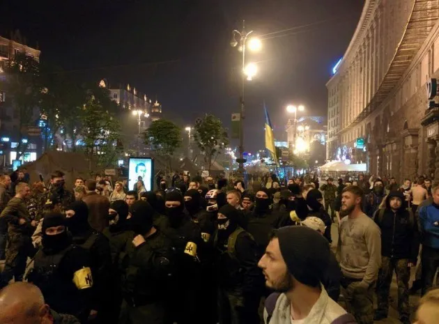 Біля однієї з барикад Майдану вночі відбулася масова бійка між активістами (Фото) + (Відео) — фото 1