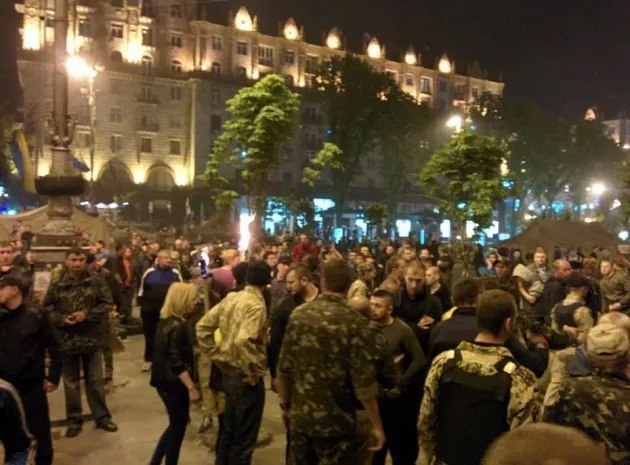 Біля однієї з барикад Майдану вночі відбулася масова бійка між активістами (Фото) + (Відео) — фото 2