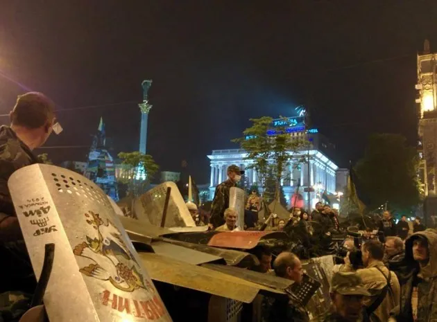 Біля однієї з барикад Майдану вночі відбулася масова бійка між активістами (Фото) + (Відео) — фото 3