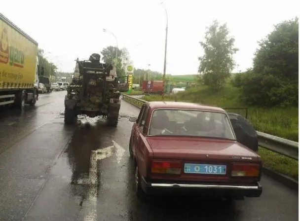 У Голосіївському районі посеред дороги загорілася вантажівка (Фото) — фото 3