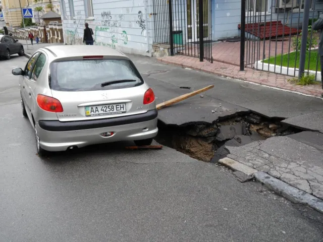 У Києві під автомобілем провалився асфальт (Фоторепортаж) — фото 1