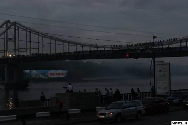 На Пішохідному мосту влаштували файєр-шоу, та заспівали про Путіна (Фото) + (Відео) — фото 1