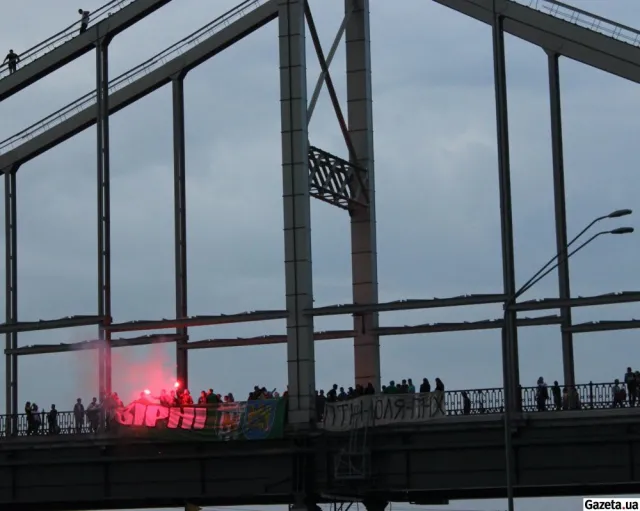 На Пішохідному мосту влаштували файєр-шоу, та заспівали про Путіна (Фото) + (Відео) — фото 2
