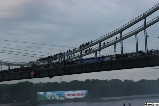 На Пішохідному мосту влаштували файєр-шоу, та заспівали про Путіна (Фото) + (Відео) — фото 3