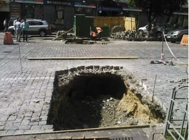 Після дощу, у Києві серед дороги утворилася величезна яма (Фото) — фото 1