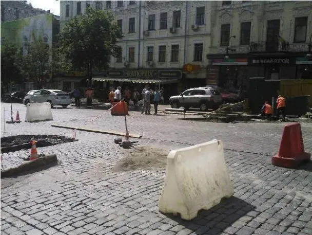 Після дощу, у Києві серед дороги утворилася величезна яма (Фото) — фото 2