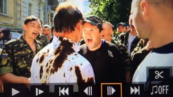 Попова облили водою, йодом і провели через «коридор ганьби» (Фото) + (Відео) — фото 2