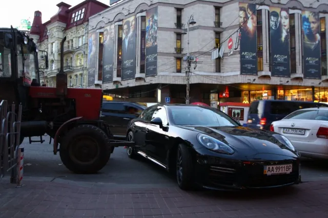 Трактор пом'яв депутатський Porsche Panamera за 2 мільйони гривень (Фото) — фото 1