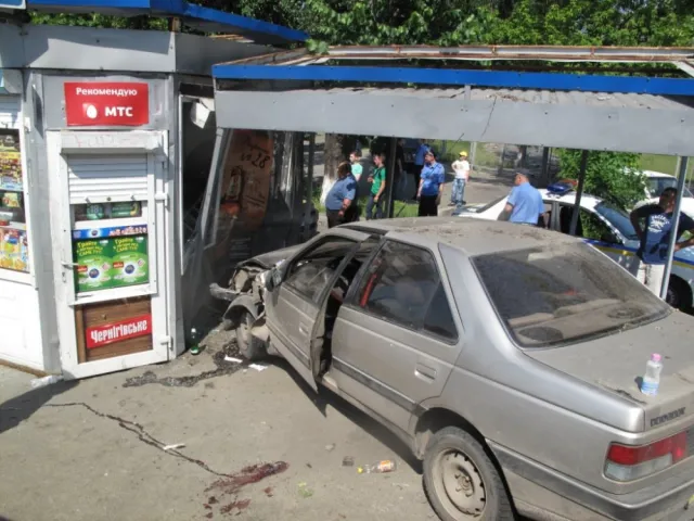 У Києві іномарка врізалась в автобусну зупинку, і залетіла у кіоск (Фото) — фото 1