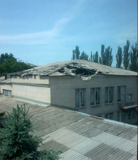 У Слов'янську терористи обстріляли житлові будинки та школу (Відео) — фото 2