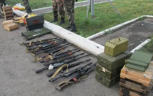На кордоні з Росією українські прикордонники затримали три автомобілі зі зброєю та боєприпасами (Фото) — фото 3