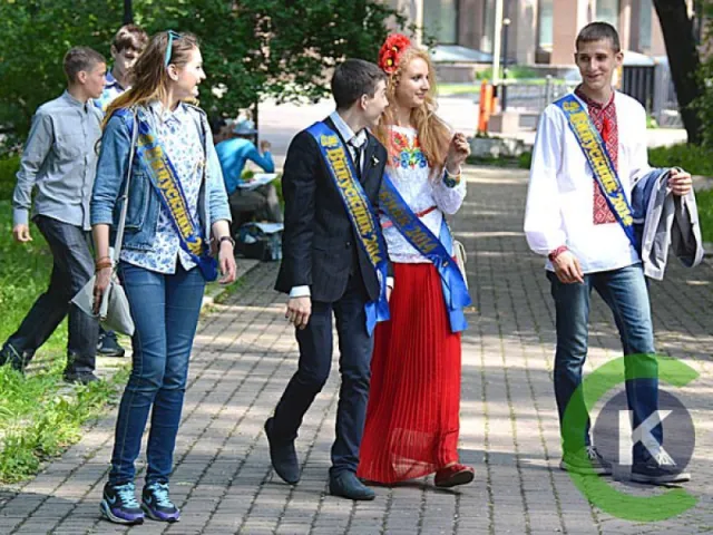 Центр Києва «захоплюють» випускники (Фото) — фото 1