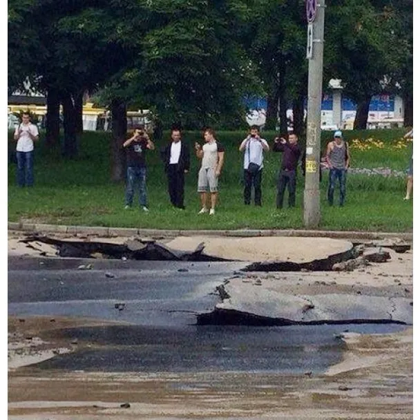 У Києві в черговий раз провалився асфальт (Фоторепортаж) — фото 1