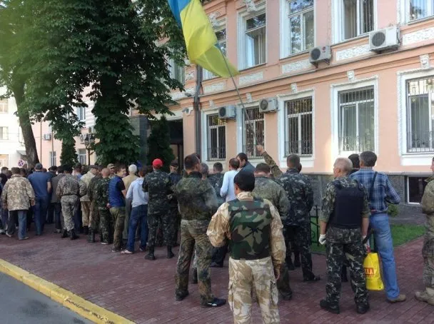 У Києві люди в камуфляжі намагаються штурмом взяти будівлю Держприкордонслужби (Фото) — фото 2